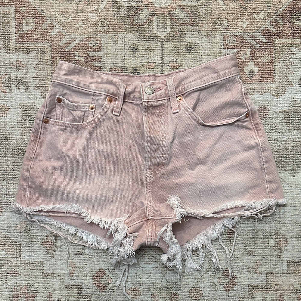 Woman’s Dusty Rose High Rise Button Fly Levi’s Shorts - Picture 2 of 9